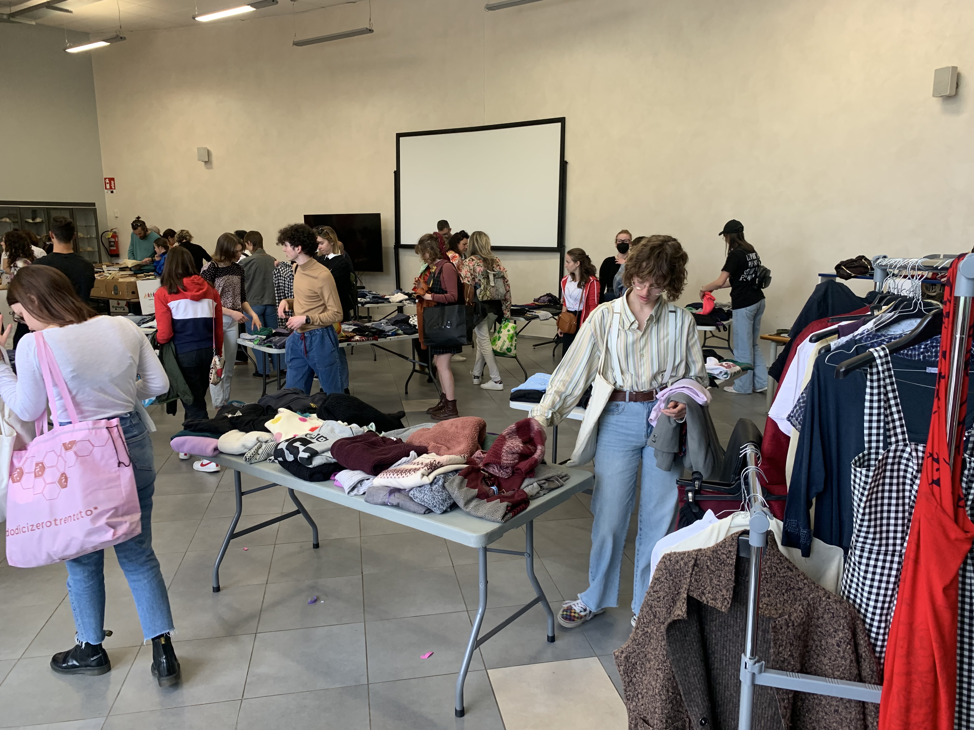 Quando lo shopping è sostenibile: un migliaio di abiti usati torna a nuova vita